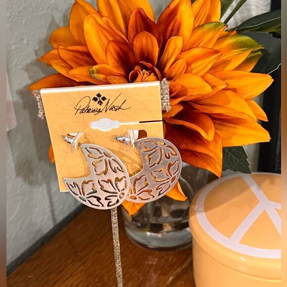 NWT Patricia Nash Cutout Floral Hoop Earrings #PNER - Picture 1 of 6